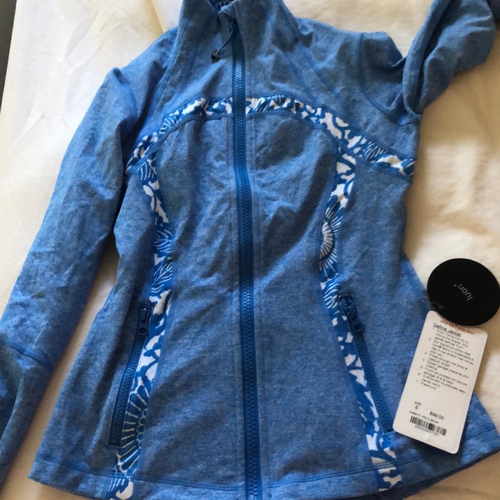 Lulu zip up WITH TAGS